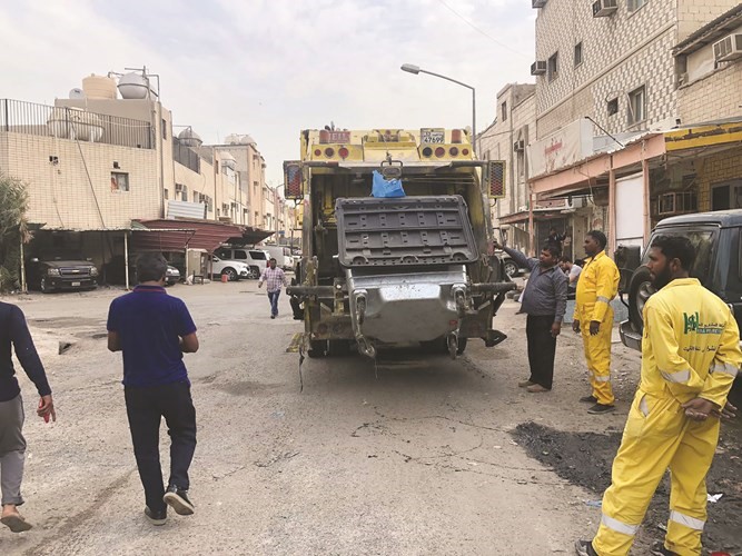 جانب من جهود البلدية لتنظيف الجليب﻿
