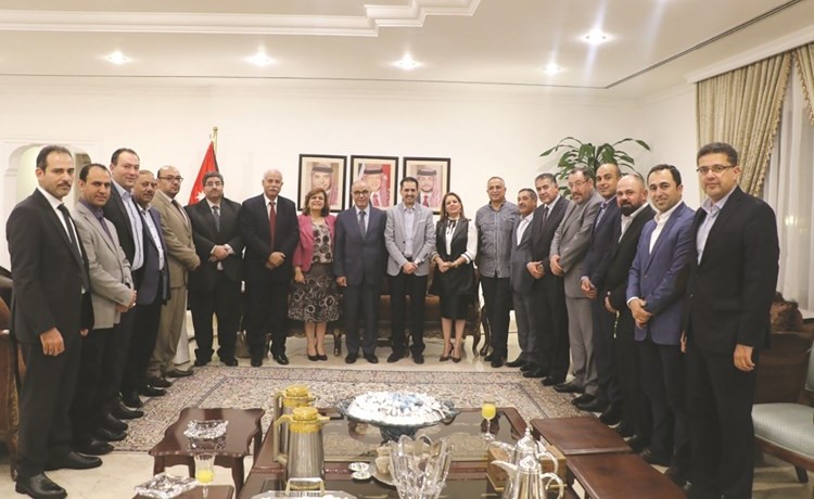 السفير صقر أبوشتال ود.خالد الوزنيفي صورة تذكارية مع الزملاء الصحافيين والإعلاميين والمشاركين في اللقاء ﻿