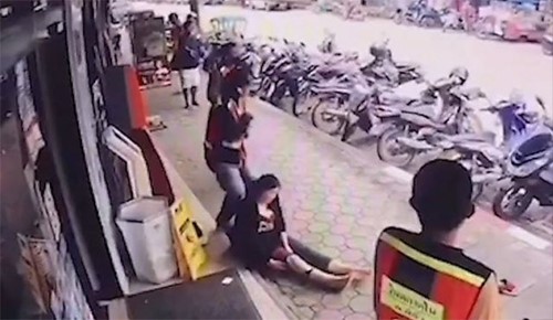 بالفيديو.. نجاة امرأة من الموت بعد صدمة كهربائية 22000 فولت بتايلاند