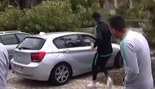 بالفيديو.. رونالدو يحاول سرقة هاتف إحدى معجباته