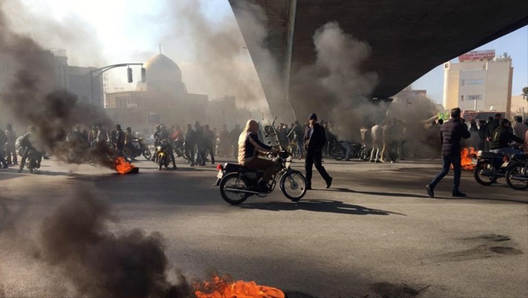 المعارضة الإيرانية: الاحتجاجات مستمرة في 75 مدينة..وخامنئي يعلن تأييده لقرار زيادة أسعار البنزين