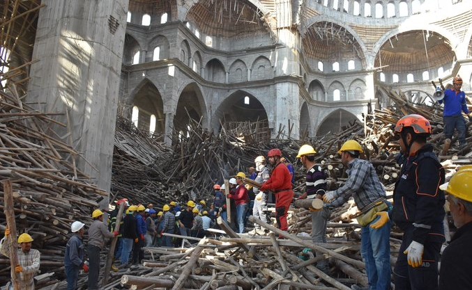 بالفيديو.. انهيار قبة "ثاني أكبر مسجد في تركيا"