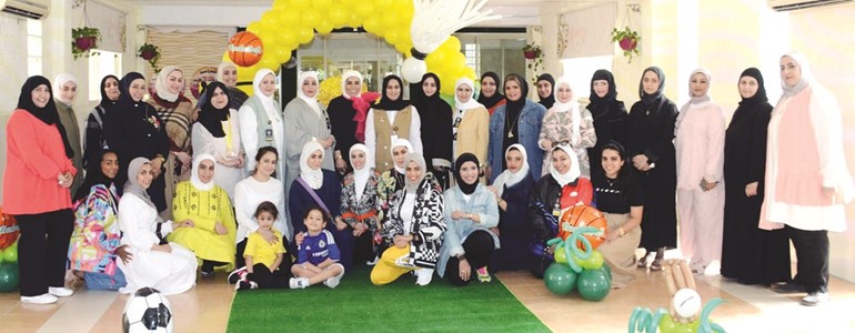 زكية أبل ورجاء بوصخر مع الحضور والمشاركين في لقطة تذكارية﻿