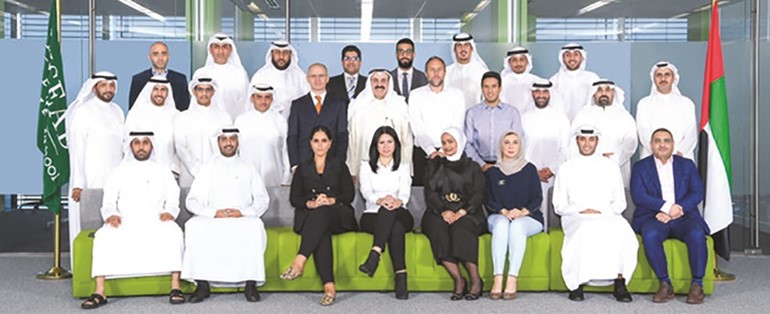 د.يعقوب الرفاعي في لقطة جماعية مع المشاركين في البرنامج﻿