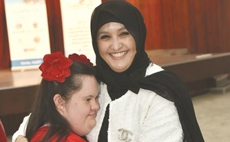 الشيخة سهيلة الصباح مع إحدى الزهرات من ذوي الإعاقة (محمد هنداوي)﻿