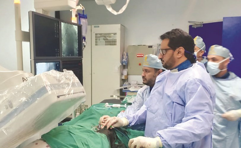 د.محمد المطيري خلال إجراء قسطرة لمريض﻿