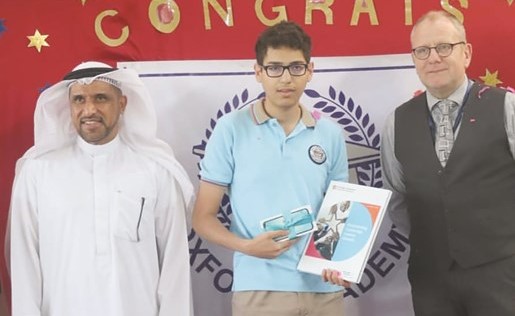خالد الشاهين والاستاذ هيو يكرمان الطالب محمد أشرف ﻿