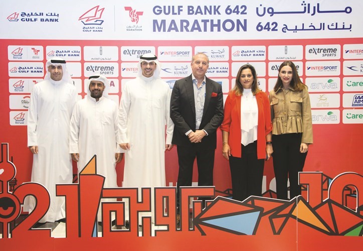 الرئيس التنفيذي لبنك الخليج أنطوان ظاهر مع إدارة الاتصالات في بنك الخليج﻿