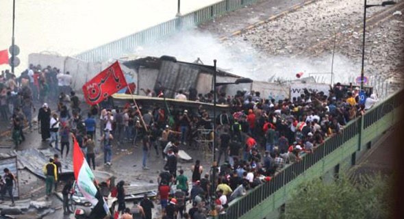 محتجون يسدون مدخل ميناء أم قصر العراقي