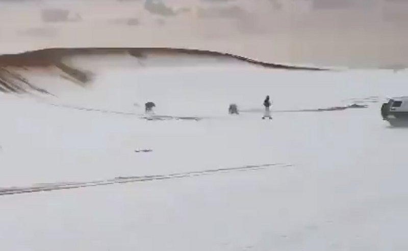 بالفيديو.. تساقط كثيف للثلوج يصبغ منطقة الجوف باللون الأبيض