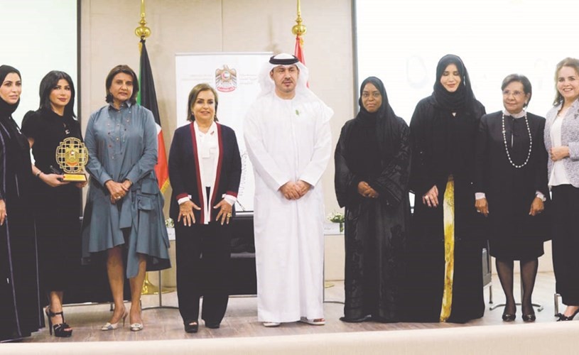 السفير الإماراتي ود.موضي الحمود ولولوة الملا وعزة سليمان وميثاء الهاملي مع مجموعة من المشاركات في الندوة﻿