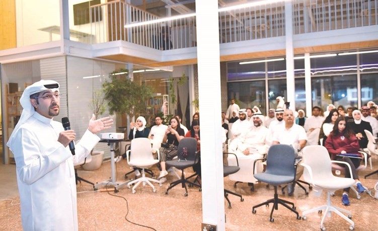 المدير الشريك في شركة فيث كابيتال والرئيس التنفيذي لشركة فلاورد عبدالعزيز اللوغاني متحدثا خلال الندوة﻿
