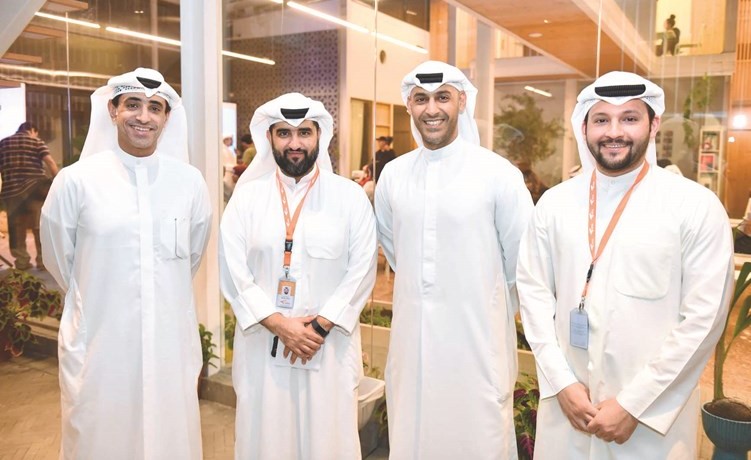 فريق مؤسسة الكويت للتقدم العلمي خلال الندوة﻿