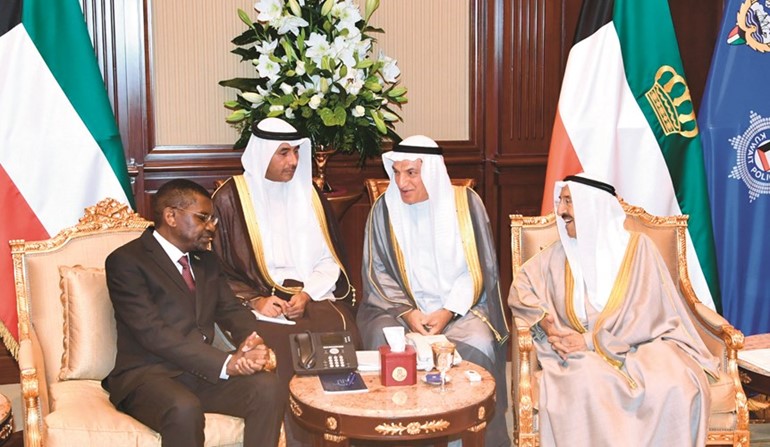 صاحب السمو الأمير الشيخ صباح الأحمد مستقبلا سفير زيمبابوي ﻿﻿كريسبن توغا مافودزا ﻿