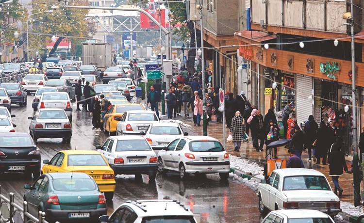 ايرانيون يتسوقون في احد ميادين العاصمة طهران امس	(أ.ف.پ)﻿