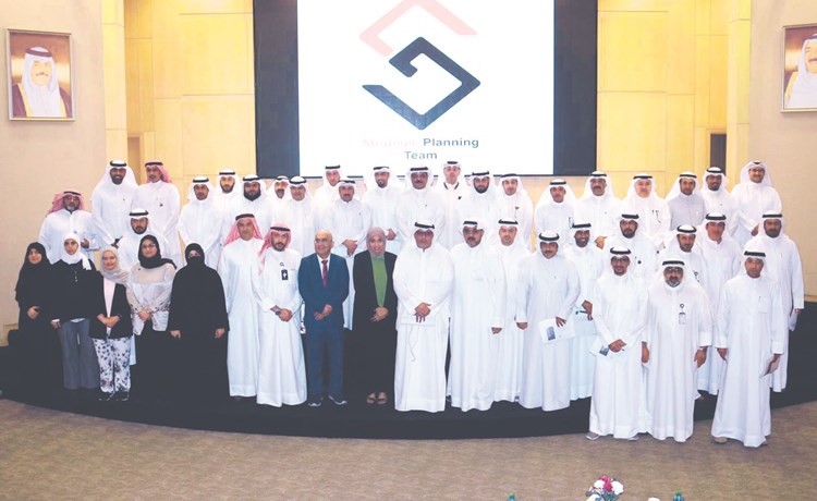 إيمان الأنصاري وعوني الرشود والمشاركون في الورشة﻿