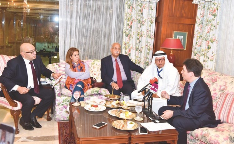 السيناتور الفرنسي الوفيير كاديك متحدثا إلى الزملاء الصحافيين﻿