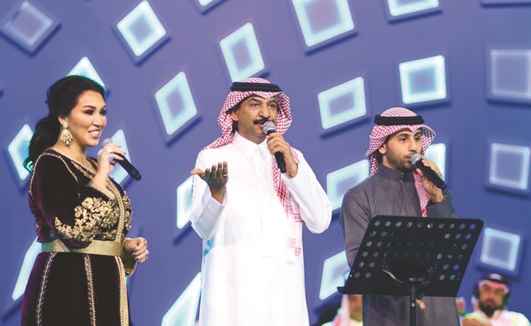 تريو يجمع نجوم الحفل﻿