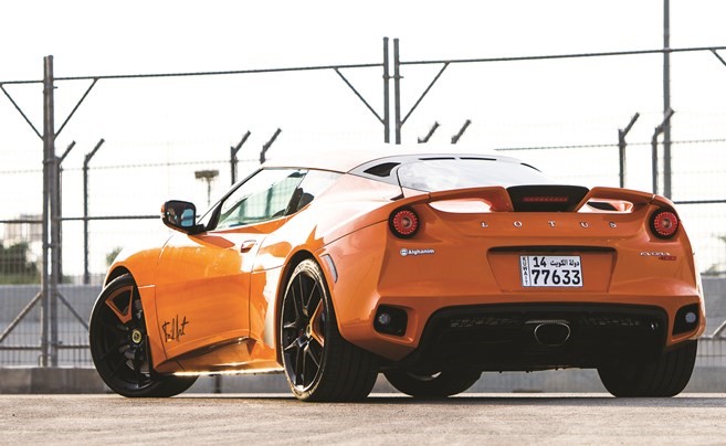 «لوتس الغانم» تستعرض أيقونتي السرعة Exige 350s وEvora 400