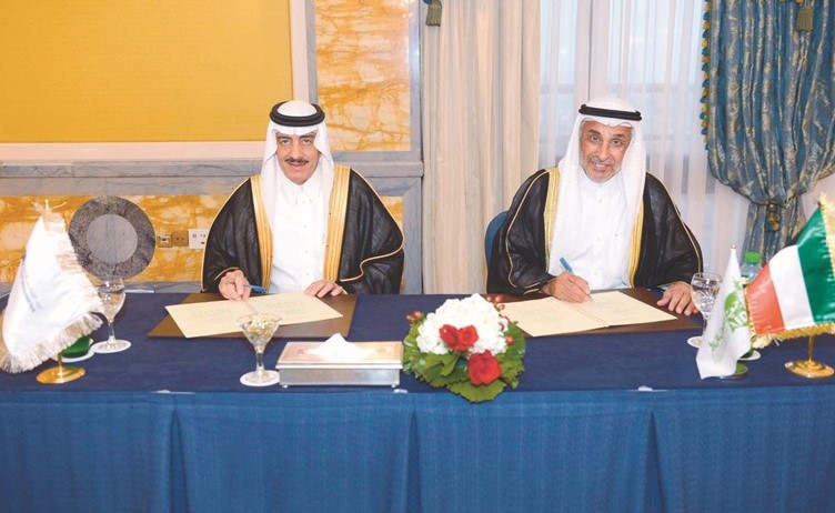 د.عبدالرحمن المحيلان ود.بندر الحجار خلال توقيع اتفاقية التعاون﻿