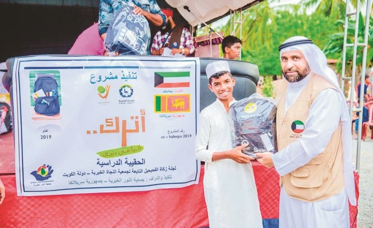جانب من توزيع الحقيبة المدرسية لمشروع اترك أثرا في دنياك﻿