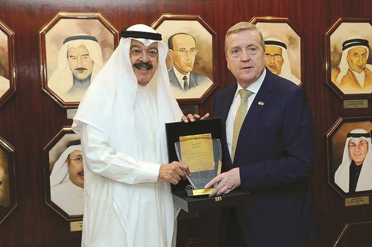 يوسف الجاسم يكرم الوزير بات برين﻿