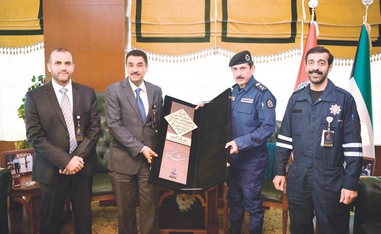 الفريق خالد المكراد يتسلم درعا تذكارية من عبدالعزيز الدعيج﻿
