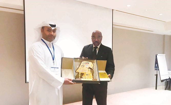 د.محمد الخشتي مكرما أحد المشاركين في الورشة﻿