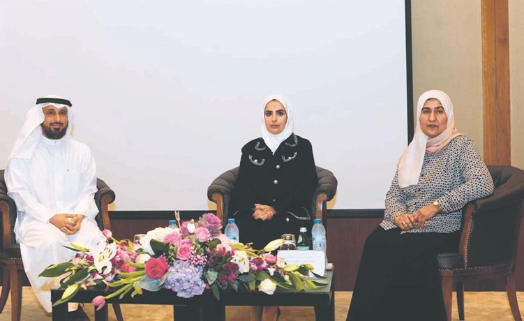 د.مريم العتيبي ود.صالح الحص ومريم الكندري خلال الندوة﻿