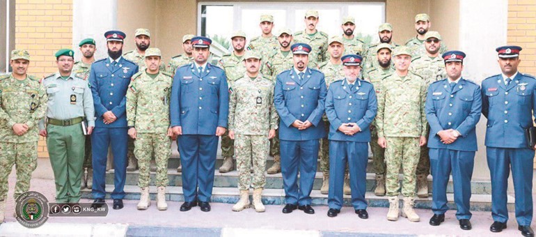 صورة جماعية لوفد الحرس مع وفد قوة لخويا القطرية خلال اللقاء﻿