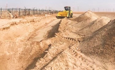 جانب من عمليات الإصلاح في محيط محمية صباح الأحمد﻿