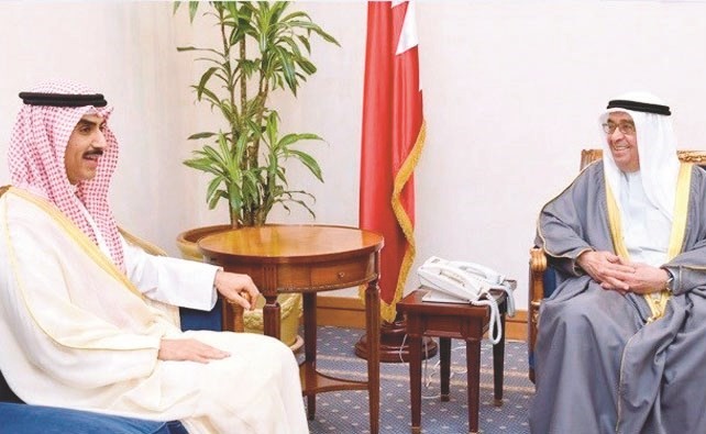 نائب رئيس وزراء البحرين الشيخ محمد بن مبارك خلال استقباله السفير الشيخ ثامر الجابر﻿