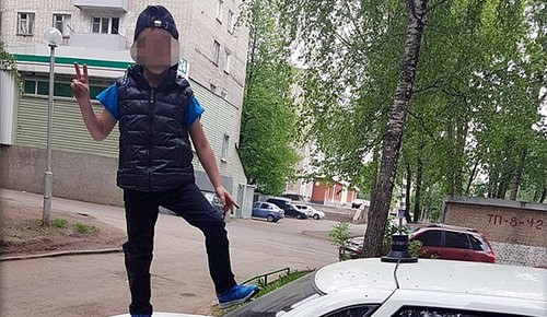 بالفيديو.. طفل عمره 6 أعوام يقود سيارة على طريق سريع.. ووالدته في ورطة