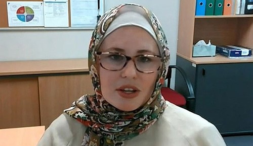 أم مسلمة تتعرض للإيذاء بسبب الحجاب في أستراليا