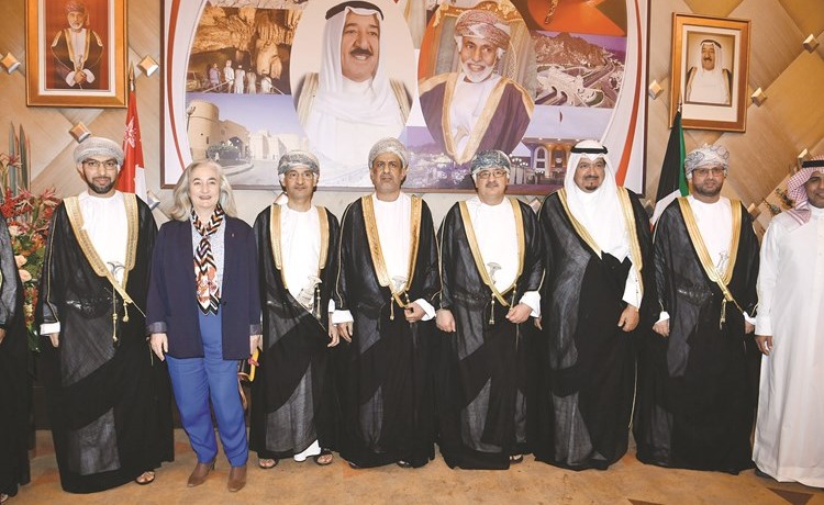 الشيخ أحمد العبدالله والسفيرة الفرنسية ماري ماسدوبوي يقدمان التهاني﻿