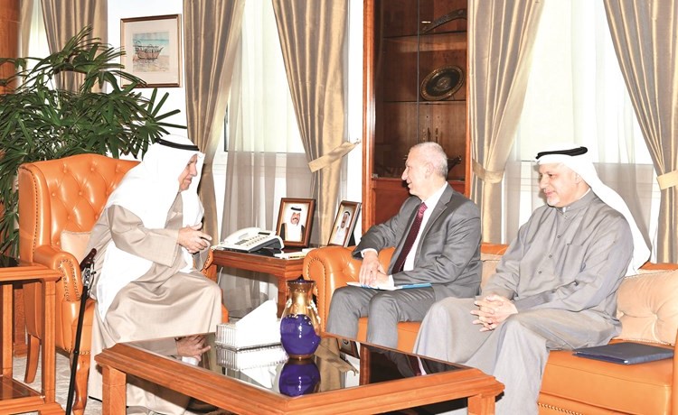 علي الغانم مستقبلا ممثل البنك الدولي المقيم في الكويت﻿