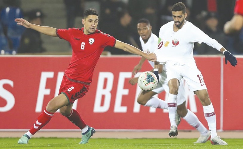 قائد منتخب قطر الهيدوس يحاول المرور من مدافع أفغانستان﻿