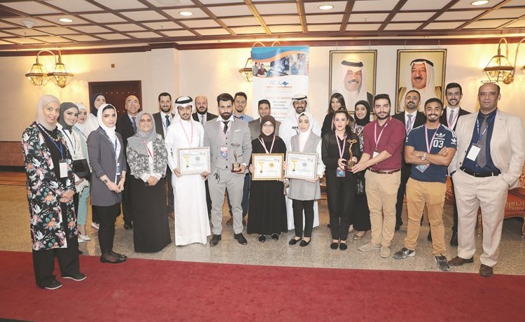 صورة جماعية لطلبة الكلية الأسترالية خلال الحفل﻿