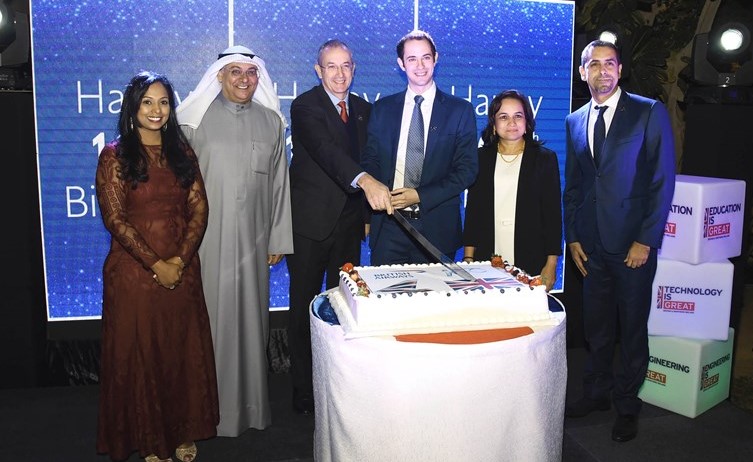 السفير البريطاني مايكل دافنبورت يشارك الحضور قطع كعكة الاحتفال ﻿