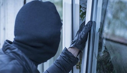 عصابة تقتحم منزلًا وتستولى على مجوهرات بـ2 مليون جنيه إسترليني.. شاهد