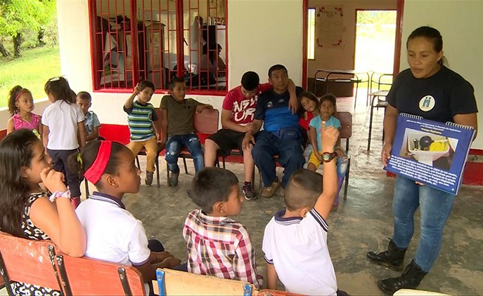 أطفال السلام يكبرون بين الألغام بعد ثلاث سنوات على اتفاق السلام الكولومبي