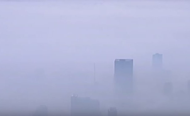 بالفيديو.. مدينة أسترالية تختفي تحت الدخان الكثيف
