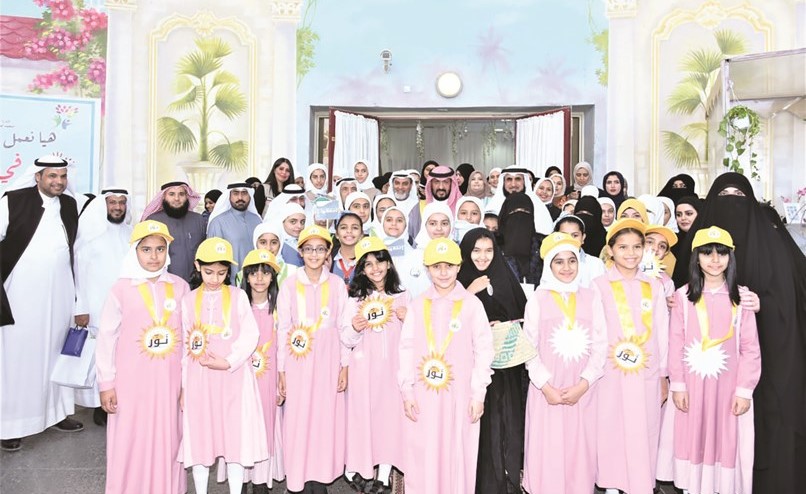 الشيخ طلال الخالد متوسطا إدارة وطالبات المعهد الديني المشترك - بنات خلال المعرض﻿