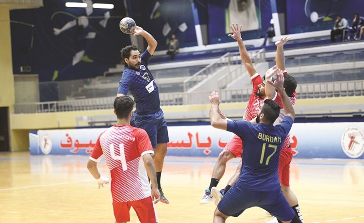سعود الجريد يناور في تمرير الكرة أمام دفاع الصليبخات﻿