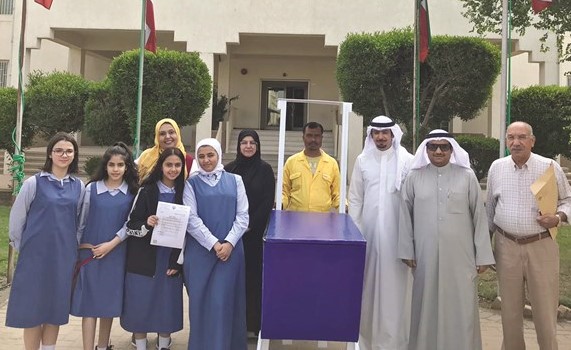 مشعل الديحاني في صورة جماعية مع الطالبات ﻿
