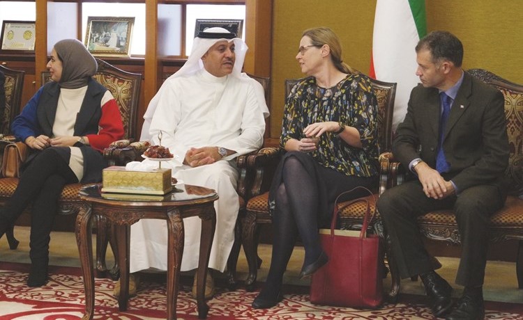 م.سالم الأذينة وتيم فاوز وباولا والش خلال الاجتماع﻿