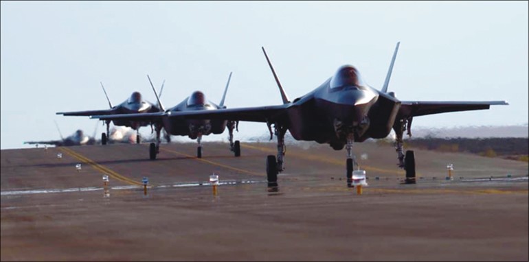‫صورة وزعتها القيادة المركزية الأميركية لمقاتلات «اف 35» تابعة لسلاح الجو الأميركي لدى عودتها من قاعدة «هل» الجوية إلى قاعدة ‫الظفرة في الإمارات‬