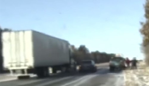 بالفيديو.. معجزة على الجليد.. شاحنة تنزلق وتكاد تسحق 3 أشخاص
