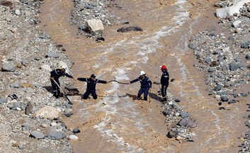 بالفيديو.. شجاعة سائق تنقذ 3 أشخاص من الموت قبل ان يغمرهم السيل