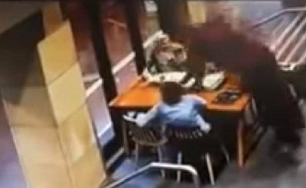 فيديو صادم.. يضرب محجبة حامل بلا أي سبب